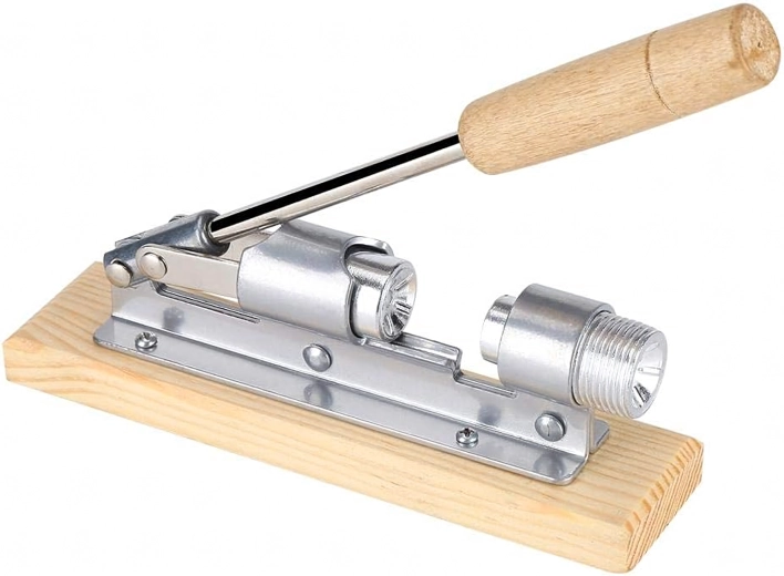 Jekleni rezalnik orehov na leseni osnovi – ročni vzvodni odpirač orehov