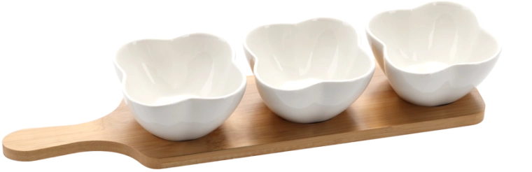 Set 3 porcelanastih skledic v obliki štiriperesne deteljice na bambusovem pladnju