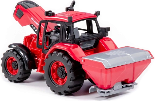 Traktor Belarus s prikolico za gnojenje