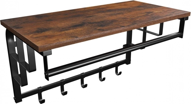 Stenska loft polica z obešalniki iz lesa in kovine