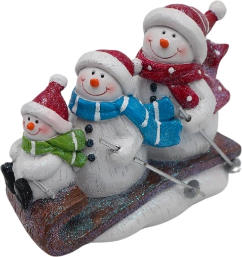 Dekoracija družinica snežakov na saneh