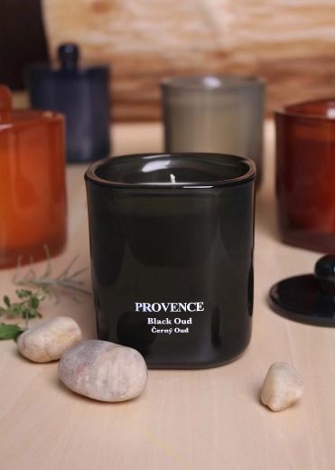 Dišeča sveča v steklu Provence black oud 25 h