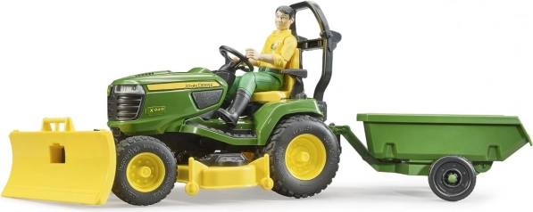 Vrtni traktor JOHN DEERE X949 s figurico vrtnarja BRUDER