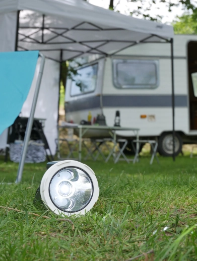 Polnilna LED svetilka z USB‑C in stransko COB osvetlitvijo 400 lm