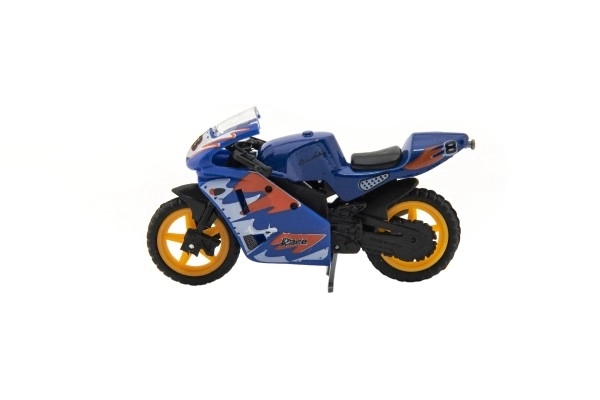 Motor s kovinskim/plastičnim dirkačem 8cm z mešanimi vrstami v prostem teku na kartici