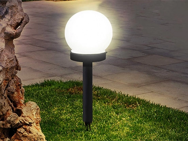 Sončne vrtne svetilke bele krogle z LED osvetlitvijo