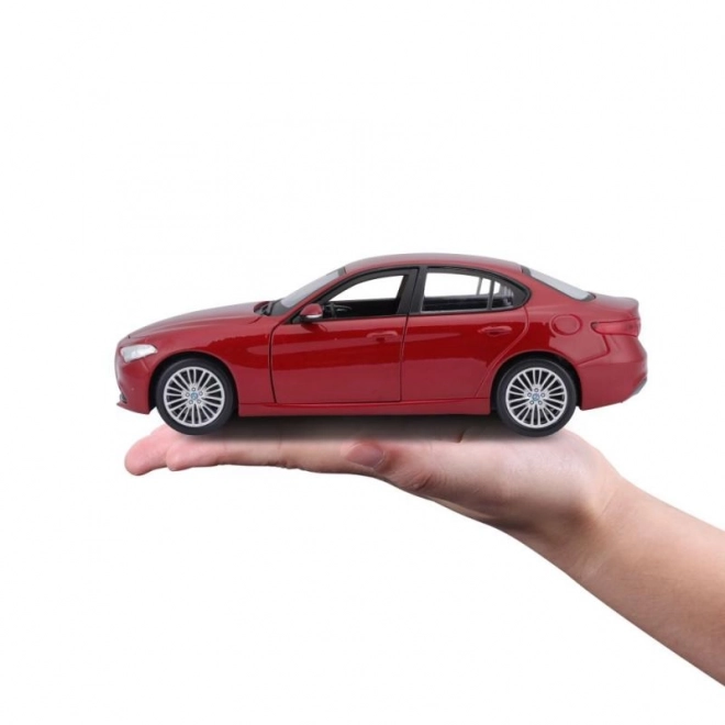 Bburago 1:24 Alfa Romeo Giulia (2016) Metalik rdeča 18-21080