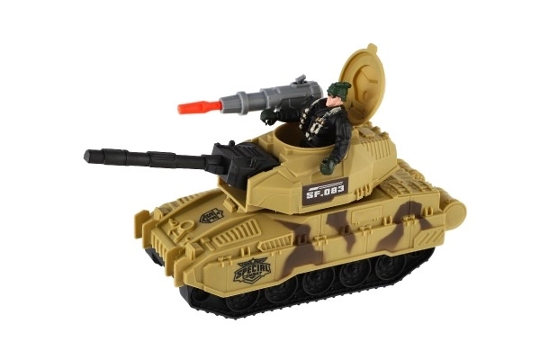 Plastični tank z vojakom na prosti tek