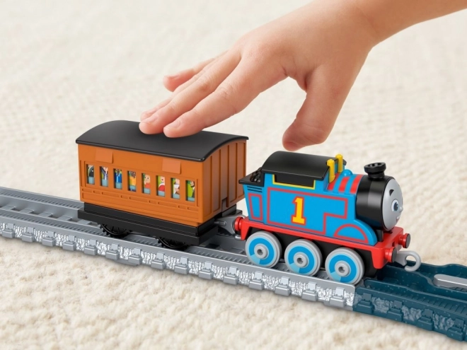 Fisher-Price Vlak Tomo in prijatelji Postaja Grodkov lokomotiva
