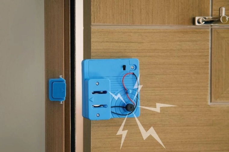 Glasen alarm ob odprtju vrat