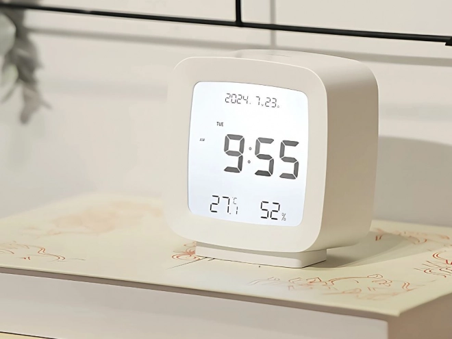 Budilka s funkcijo dremeža in merjenjem temperature in vlažnosti