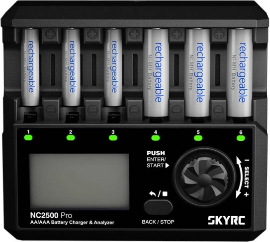 Pametni polnilec AA/AAA SkyRC z regeneracijo in USB QC 3.0