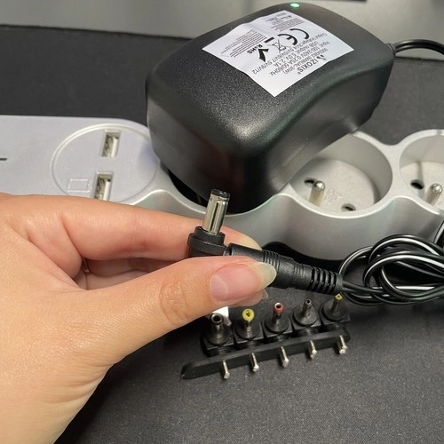 Univerzalni napajalni adapter z nastavljivo napetostjo