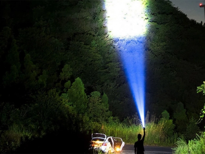 Polnilni LED reflektor za kampiranje