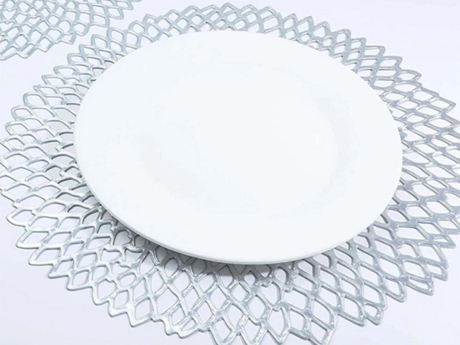 Okroglo plastično podlogo z izrezanim vzorcem za mizo