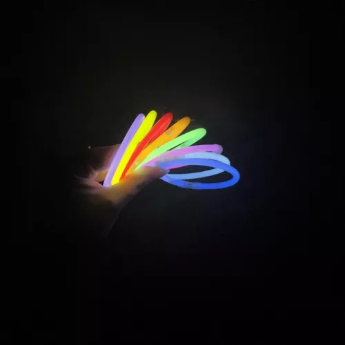 Fluorescenčni zapestnice in paličke 100 kosov s konektorji