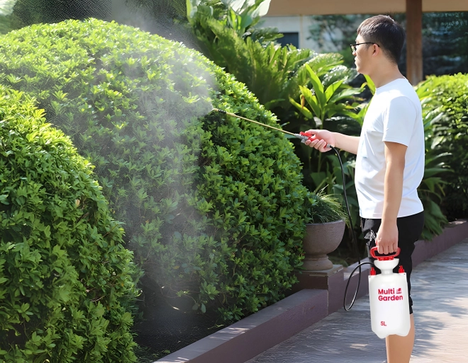 Ročni tlačni razpršilec za vrt MultiGarden 5L