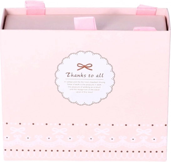 Darilna škatla pripravljena za podarjanje