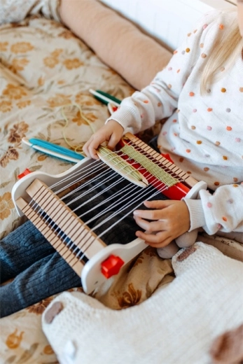 Velik napenjalni gumb za otroške roke