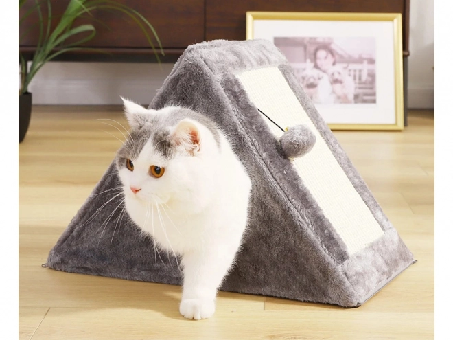 Triangularno praskalno in hiša za mačke z žogico