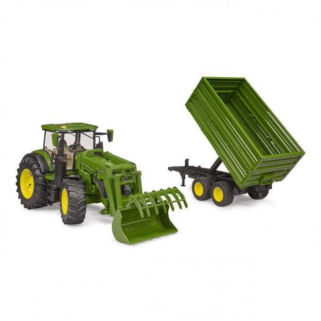 Traktor John Deere 7R s čelnim nakladačem in prikolico