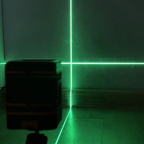 Lasersko vodna tehtnica z zelenim križnim laserjem