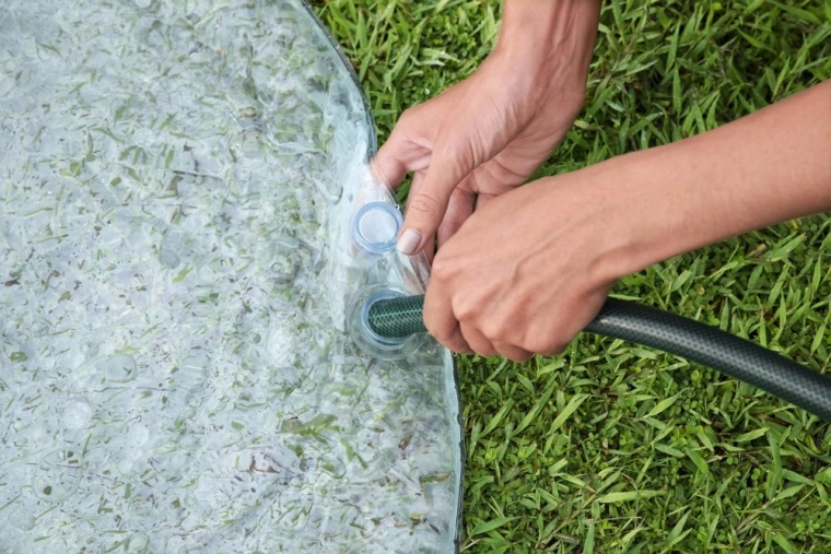 Odstranljiva vodna blazina za hladilno igro