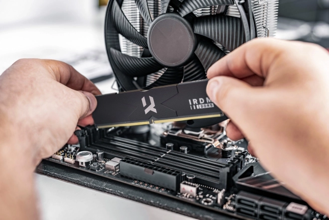 Pomnilnik IRDM DDR5 32GB (2x16GB) 6000 CL30 črna