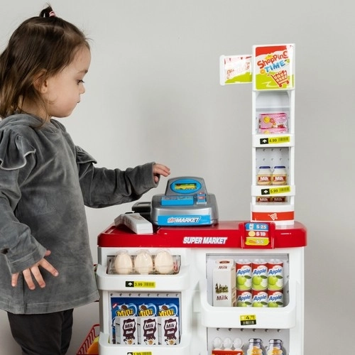 Supermarket s blagajno, nakupovalnim vozičkom in dodatki