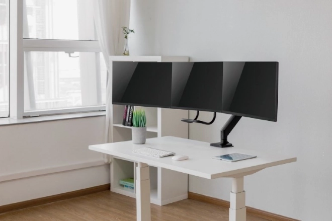 Nosilec za 3 monitorje z nastavljivo roko