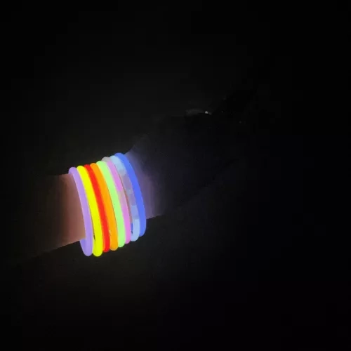 Fluorescenčni zapestnice in paličke 100 kosov s konektorji