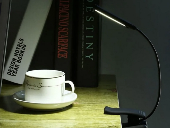 LED nočna svetilka s sponko za branje