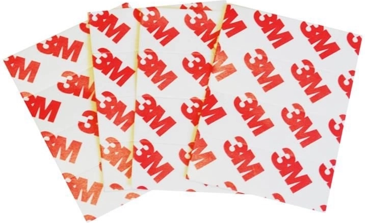 Enostavna namestitev z močnim trakom