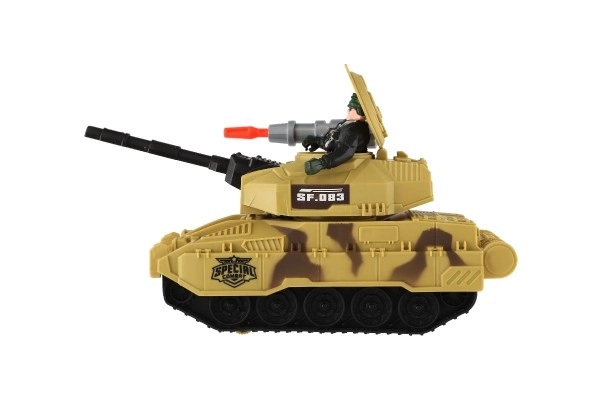 Plastični tank z vojakom na prosti tek