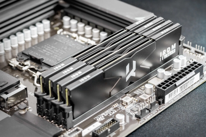 Pomnilnik IRDM DDR5 32GB (2x16GB) 6000 CL30 črna