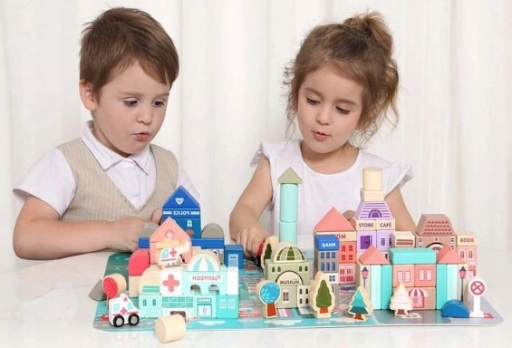 Lesene izobraževalne kocke mesto s podlogo 115 kos ECOTOYS