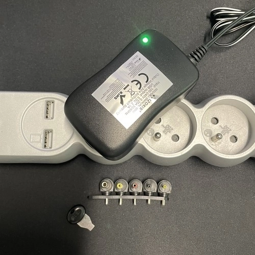 Univerzalni napajalni adapter z nastavljivo napetostjo