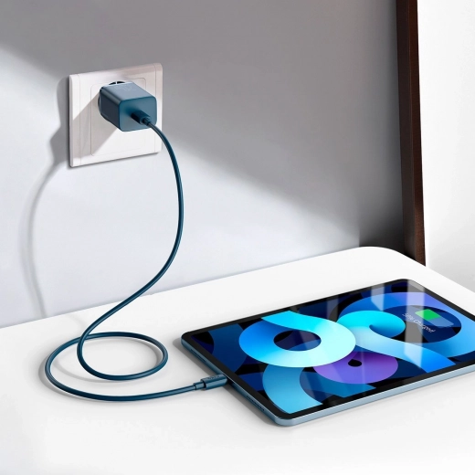 Kompakten za na pot + kabel v kompletu