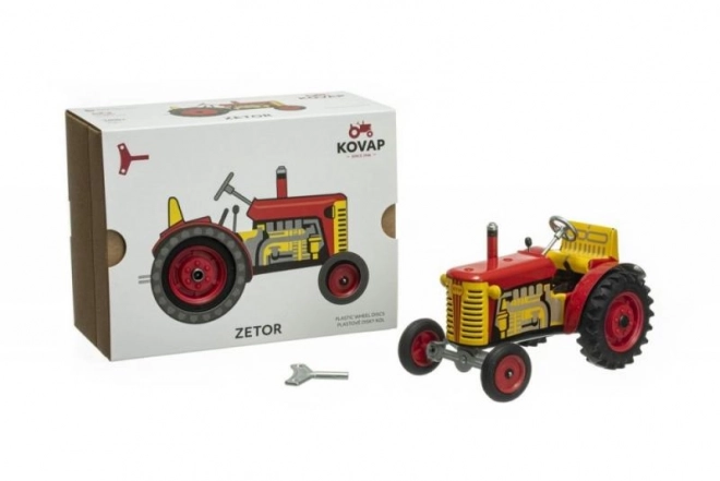 Traktor Zetor rdeč na ključ kovina 14cm 1:25 v škatli Kovap