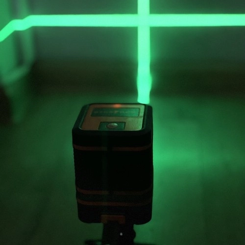 Lasersko vodna tehtnica z zelenim križnim laserjem