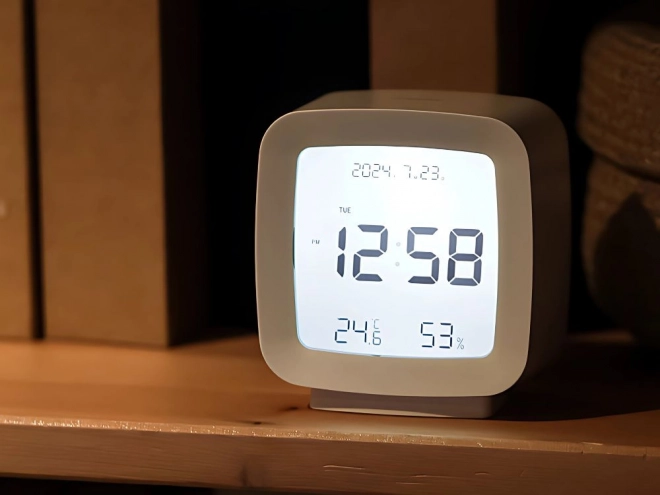 Budilka s funkcijo dremeža in merjenjem temperature in vlažnosti