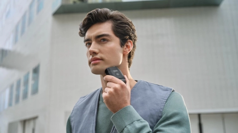 3D plavajoče glave sledijo konturam obraza