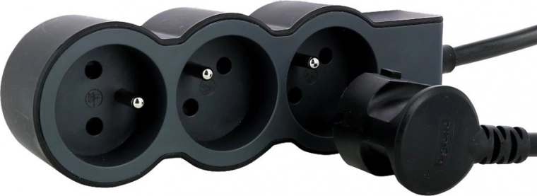 Tri vtičnice za več naprav