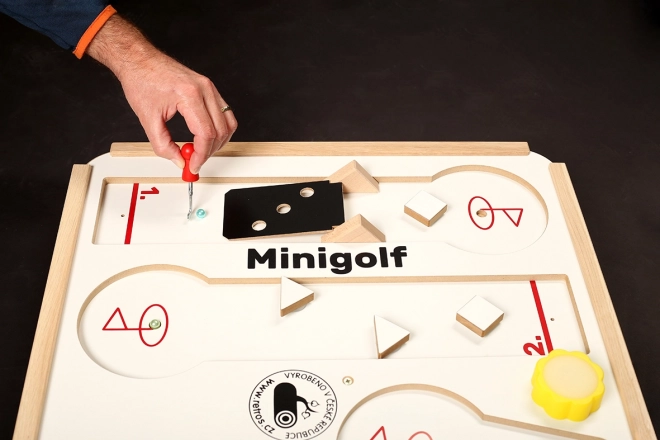 Namizni leseni minigolf