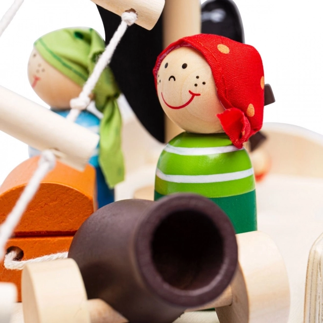 Lesena piratska ladja s priborom od Bigjigs Toys
