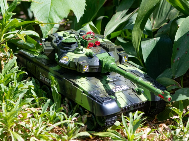 RC tank na daljinsko upravljanje 2,4 GHz gozdna kamuflaža