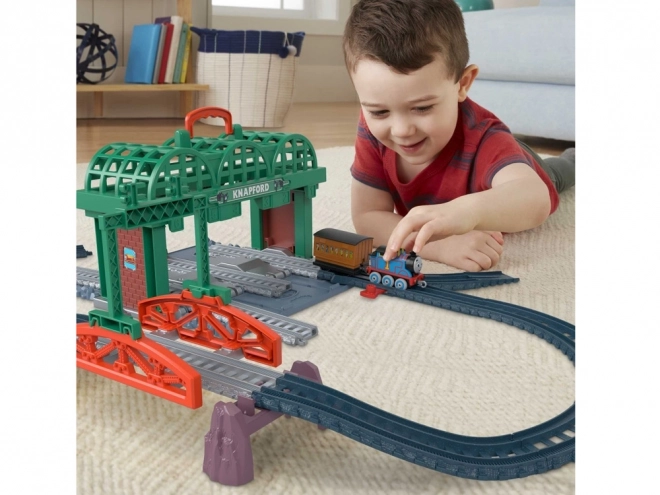 Fisher-Price Vlak Tomo in prijatelji Postaja Grodkov lokomotiva