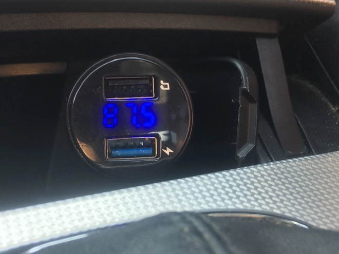 Večfunkcijski FM oddajnik za avto z Bluetooth