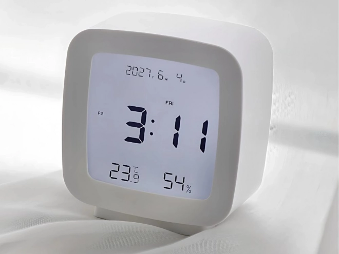 Budilka s funkcijo dremeža in merjenjem temperature in vlažnosti