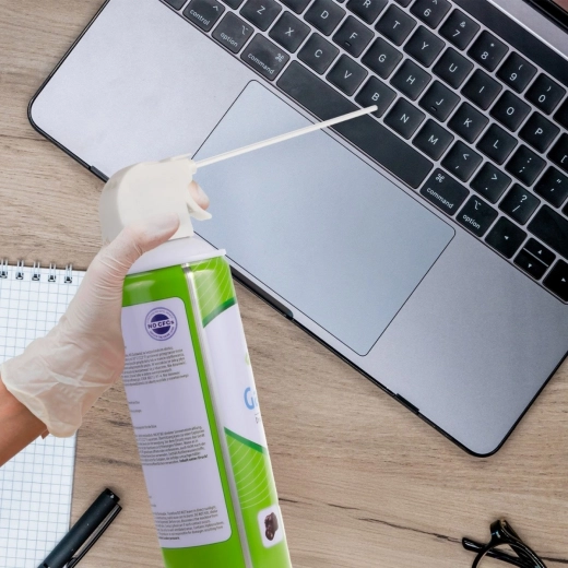 Natančno čiščenje tipkovnic in priključkov